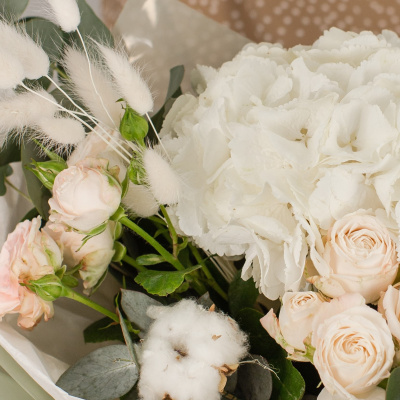 Букет из гортензии и пионовидных роз с эвкалиптом N50473