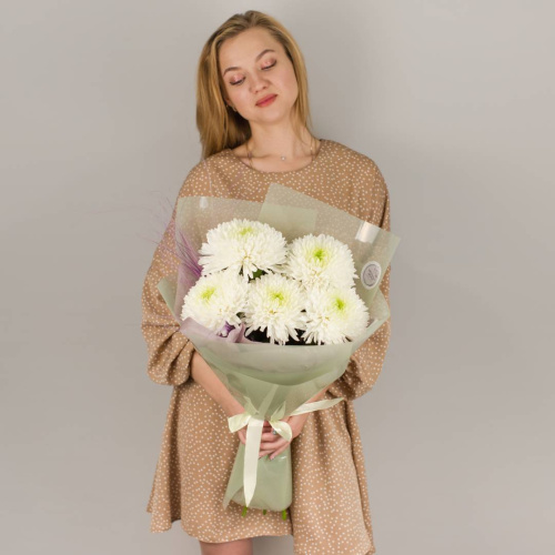 Букет из одноголовых белых хризантем с сухоцветами арт. 50443