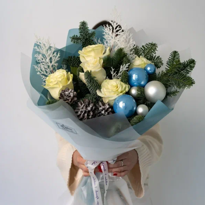 Букет с еловыми ветками нобилис и белыми розами "Морозный день" N 90875