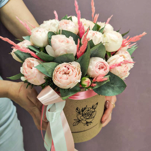 Коробка с пионовидными розами в нежных тонах "Для тебя" арт. 45004