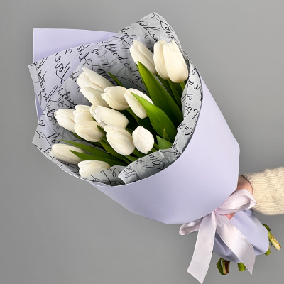 Букет из 15 белых тюльпанов в упаковке 28405