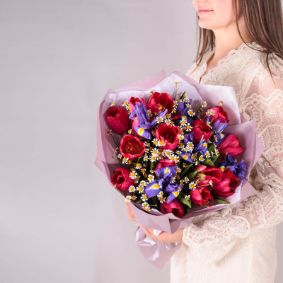 Букет из малиновых тюльпанов с ирисами и ромашками 59877