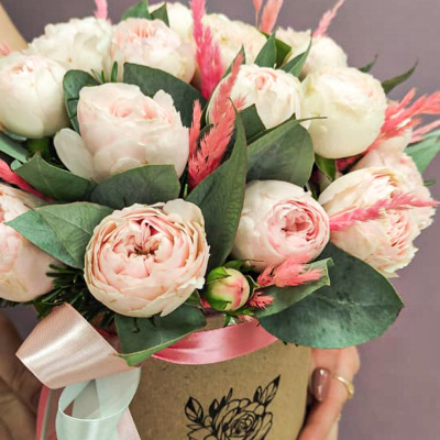 Коробка с пионовидными розами в нежных тонах "Для тебя" N 45004