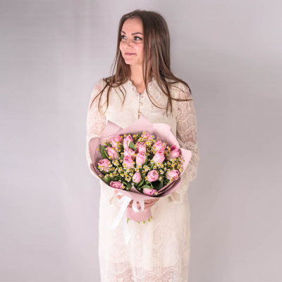 Букет из 15 розовых тюльпанов с ромашками (танацетум) 59901