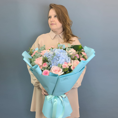 Букет с голубой гортензией и кустовыми розами арт. 71078