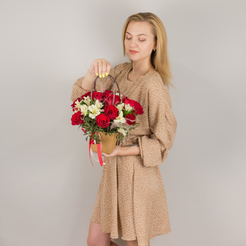 Сумочка с красными розами Кения и альстромерией арт. 50539