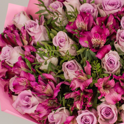Букет из 25 розовых роз Кения и альстромерий 50543