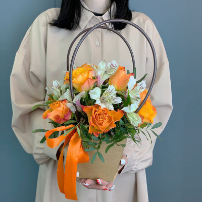 Сумочка с розовыми розами Кения и альстромерией N 66996-Р