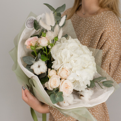 Букет из гортензии и пионовидных роз с эвкалиптом N50473