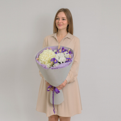 Букет с гортензией и ирисами N 84696