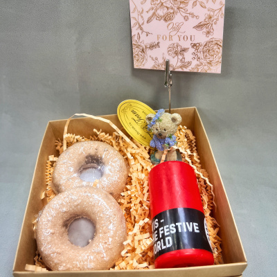 Подарочный набор "Наслаждайся" с пончиками-бомбочками для ванны, свечой и держателем для фото N 46448