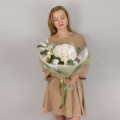 Букет из гортензии и пионовидных роз с эвкалиптом N50473