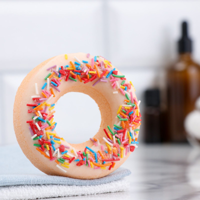 Подарочный набор "Романтика" с пончиками-бомбочками для ванны, аромасвечой, мылом ручной работы N 46440