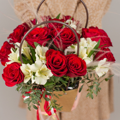 Сумочка с красными розами Кения и альстромерией 50539