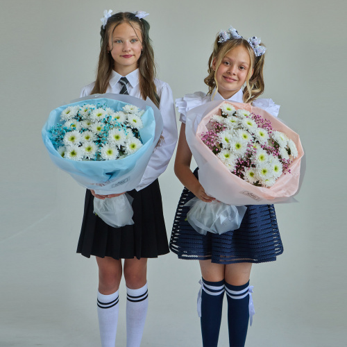 Букет с хризантемой и гипсофилой ГОЛУБОЙ арт. 84572-Г