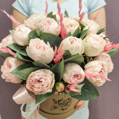 Коробка с пионовидными розами в нежных тонах "Для тебя" N 45004