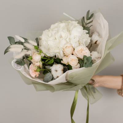 Букет из гортензии и пионовидных роз с эвкалиптом N50473