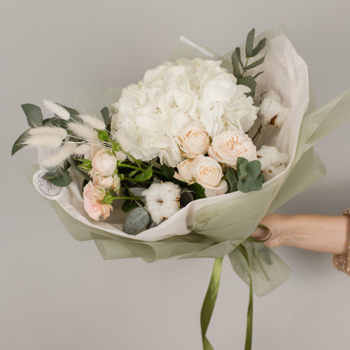 Букет из гортензии и пионовидных роз с эвкалиптом арт. арт. 50473
