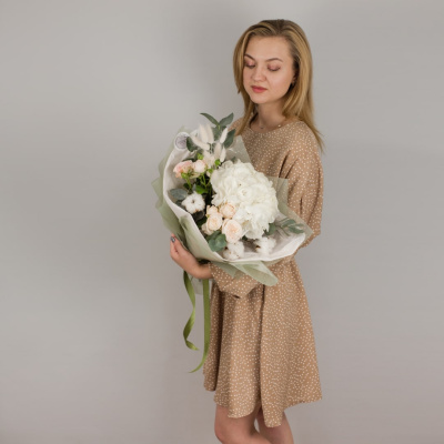 Букет из гортензии и пионовидных роз с эвкалиптом N50473