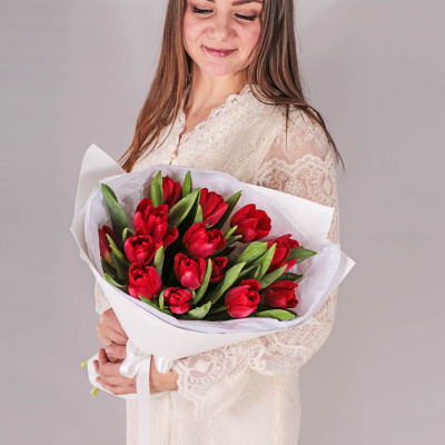 Букет из 15 красных тюльпанов 28405