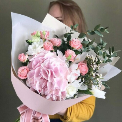 Букет "Вместо тысячи слов" с гортензией и пионовидными розами. N 28487 Букет "Вместо тысячи слов" с гортензией и пионовидными розами. N 28487